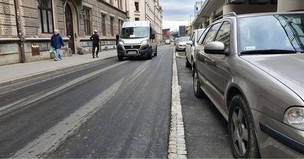 Kraków. Na ulicę Blich wrócił asfalt i miejsca postojowe. Teraz czas na park kolejowy