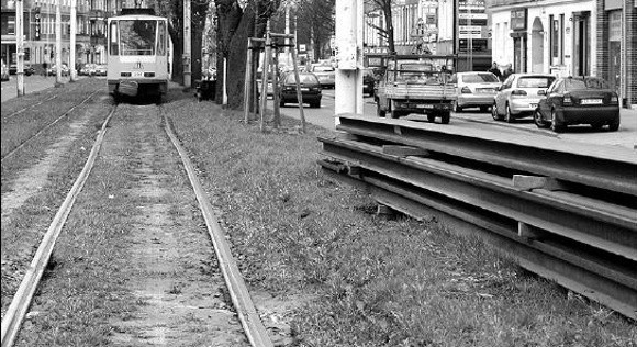 Nowe tory już czekają na wymianę, a jaki jest stan tych starych, po których jeżdżą tramwaje, to widać na zdjęciu.