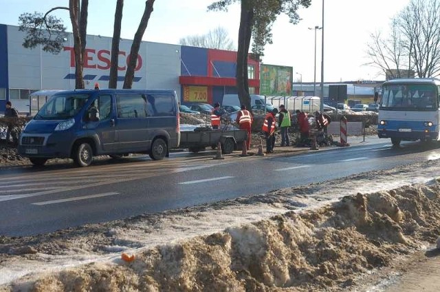 Drogowców łatających dziury widać na razie jedynie na drogach krajowych, ulicach Warszawskiej i Głowaczowskiej w Kozienicach.