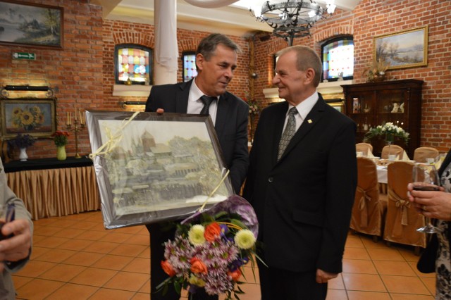 Dla Edmunda Hapki (z prawej) były życzenia, kwiaty i prezenty. Tu wręcza upominek burmistrz Arseniusz Finster.