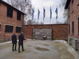 Powiat oświęcimski. Hołd ofiarom Holocaustu w 77. rocznicę oswobodzenia KL Auschwitz-Birkenau, jego podobozów i miasta Oświęcim [ZDJĘCIA]