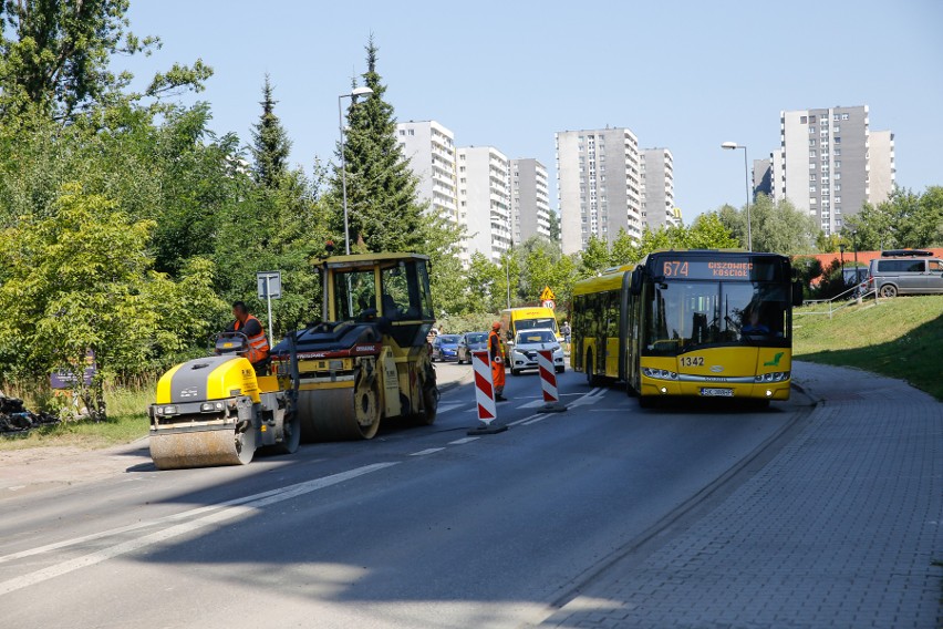 Prace drogowe prowadzone na Osiedlu Tysiąclecia w Katowicach...