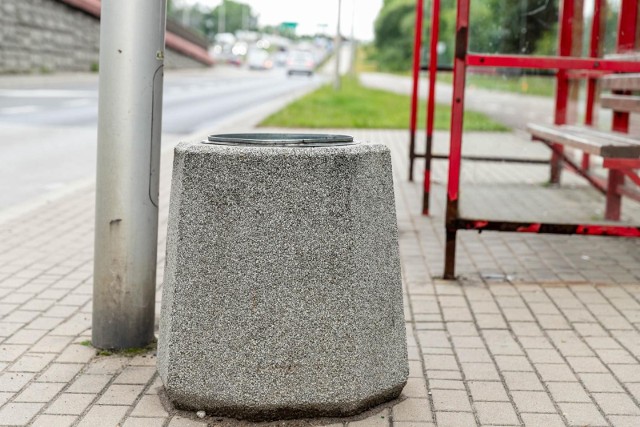 Obecnie jest ich w Białymstoku 1358 ulicznych koszy. Są to zarówno śmietniczki betonowe z wkładami metalowymi, jak i metalowe na słupkach.