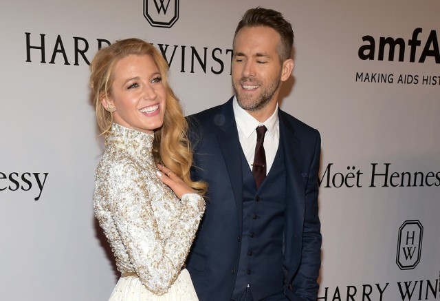 Blake Lively (po lewej) wraz z mężem Ryanem Reynoldsem podczas gali uhonorowania Harvey'a Weinsteina w Nowym Jorku 10 lutego 2016r.