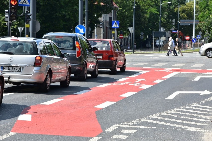 Pas dla rowerów skręca na środek już przed skrzyżowaniem z...