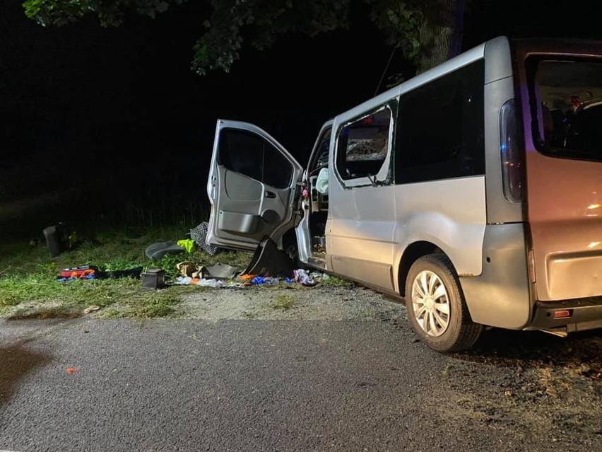 Na DK nr 11 w Budzyniu bus uderzył w drzewo. Autem...