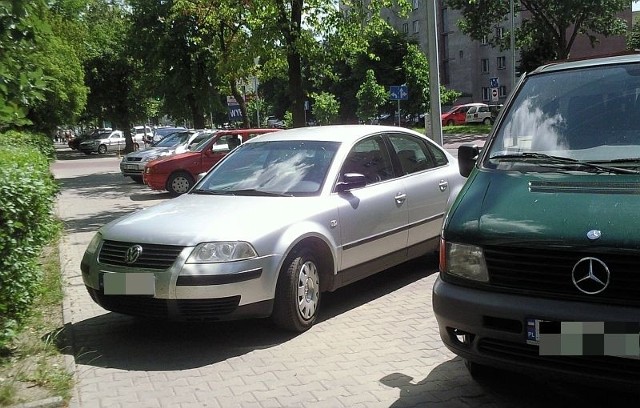 Volkswagen passat wygodnie zaparkował na chodniku