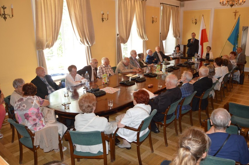 Szafirowa rocznica w Urzędzie Miejskim w Łowiczu. Spotkali się maturzyści z 1953 roku [Zdjęcia]