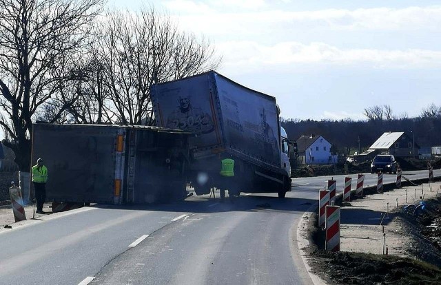 Wypadek pod Wrocławiem. Wiatr przewrócił przyczepę ciężarówki