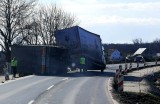 Wypadek pod Wrocławiem. Silny wiatr wywrócił przyczepę ciężarówki na inne auto [ZDJĘCIA]