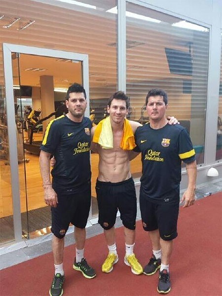 Lionel Messi na siłowni ze swoimi braćmi Matiasem (z lewej)...