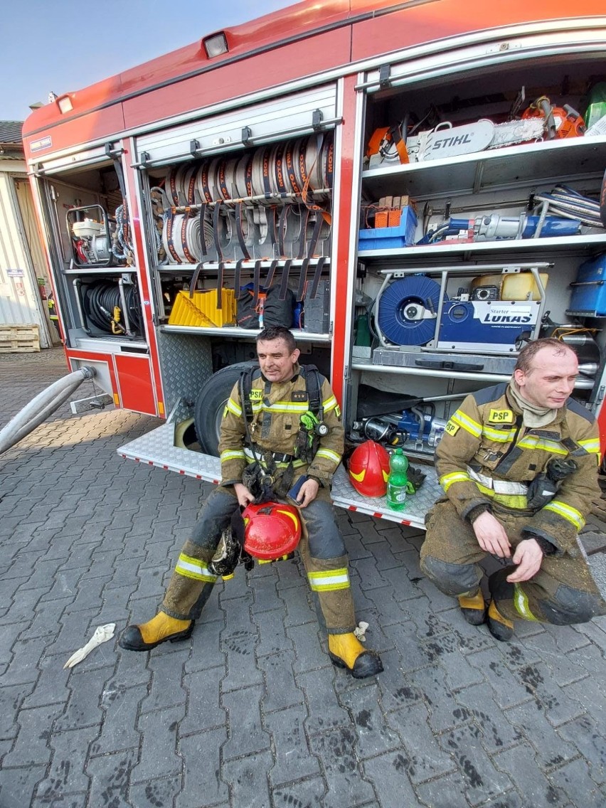 Pożar hali firmy produkującej herbaty ziołowe w Koperni pod Pińczowem. Na miejscu 14 zastępów straży pożarnej. Zobaczcie zdjęcia