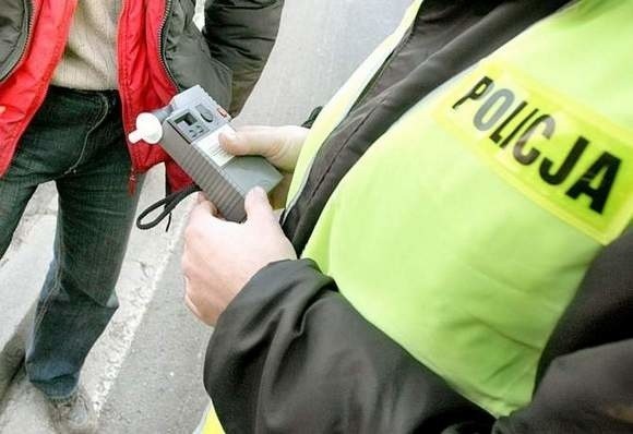 Alkotest policjantów z Kołobrzegu wykazał, że kierowca był kompletnie pijany.