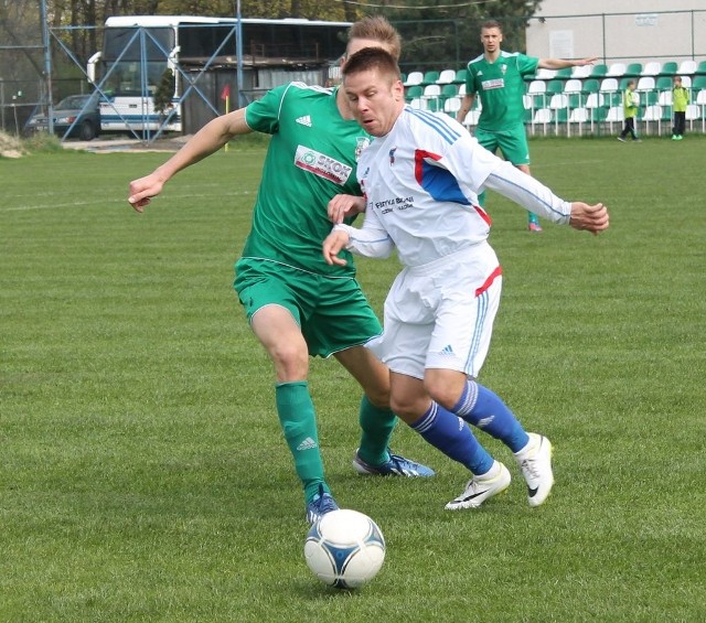 Piotr Nowosielski (z piłką), napastnik Broni Radom, jest w dobrej formie strzeleckiej