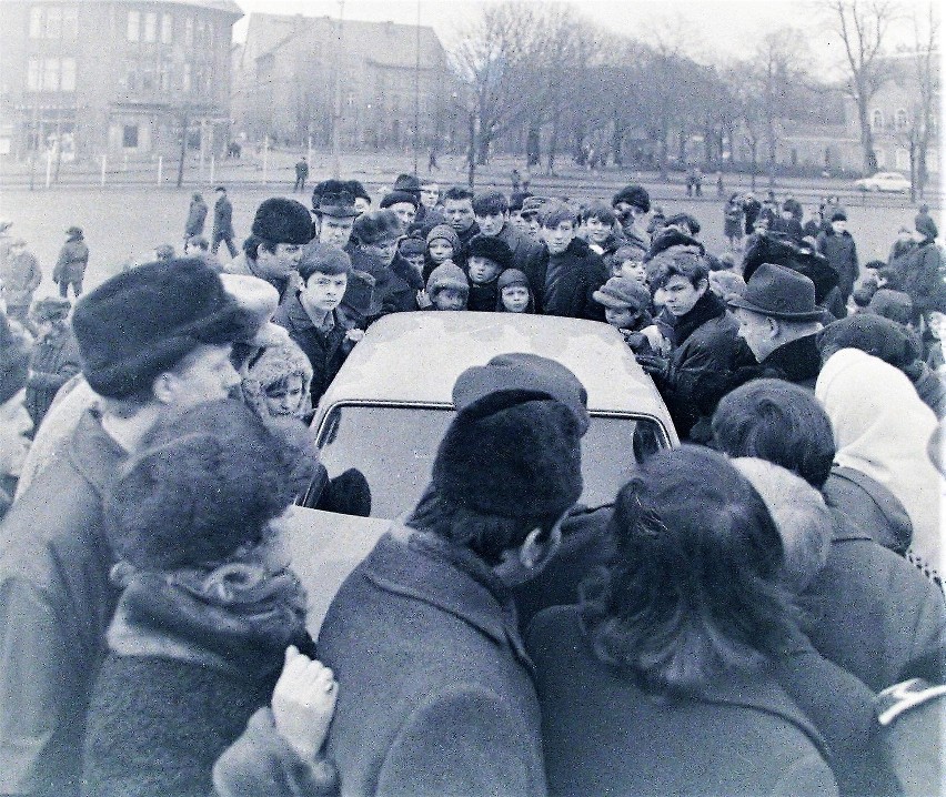 Rok 1973, publiczny pokaz Fiata 126p na Placu Zwycięstwa w...