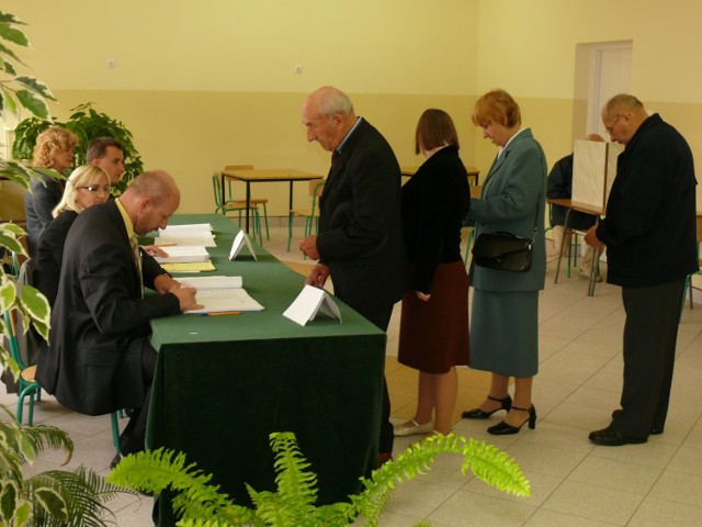 Głosowanie w lokalu w Szkole Podstawowej Nr 1 e Stalowej Woli.