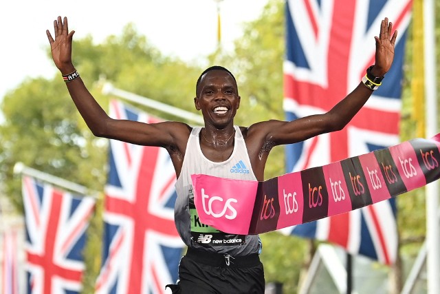 Kenijczyk Amos Kipruto wygrał maraton w Londynie uzyskując czas 2:04:39. Ostatnim zwycięzcą tego prestiżowego biegu na dystansie 42 km i 195 metrów spoza Afryki był w... 2002 roku Amerykanin marokańskiego pochodzenia, Khalid Khannouchi