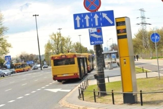 Ten fotoradar rejestruje nie tylko przekroczenie prędkości, ale również przejazd przez skrzyżowanie przy czerwonym świetle