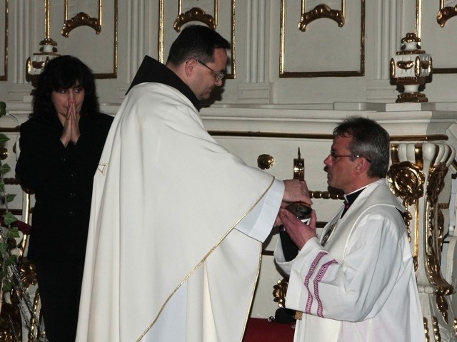 Ojciec Azariasz przekazał relikwię kustoszowi sanktuarium ks. Józefowi Tomiakowi.