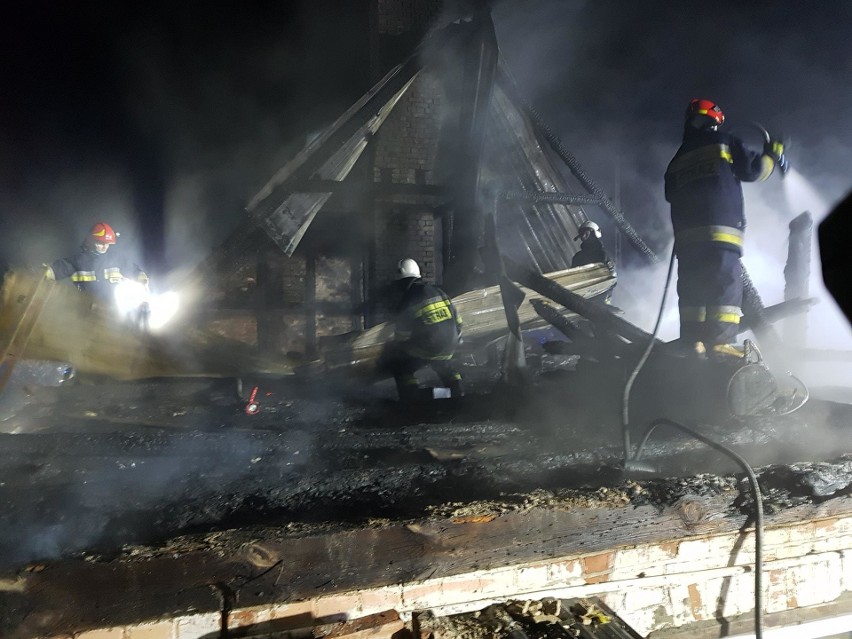 Pięcioosobowa rodzina straciła dom w pożarze. Potrzebna pomoc