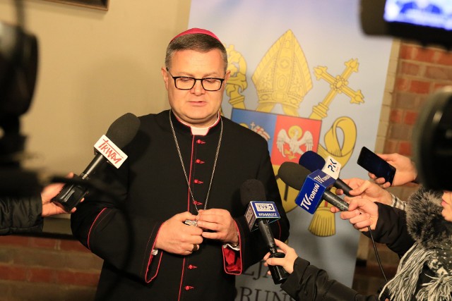 W związku z wprowadzeniem nowych obostrzeń sanitarnych, biskup toruński Wiesław Śmigiel udzielił wiernym dyspensy od uczestnictwa we mszy w niedziele i święta.