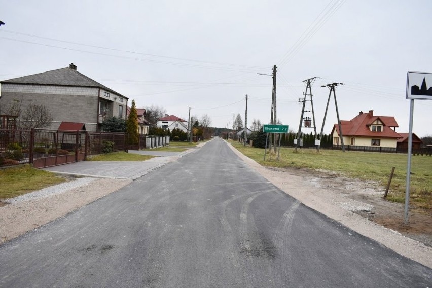 Jest zmodernizowana droga w gminie Rusinów między wsiami Karczówka i Klonowa