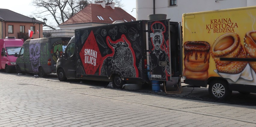 Trwa zlot food trucków na Rynku w Szydłowcu. Wielu mieszkańców korzysta z oferty mobilnych restauracji. Zobaczcie zdjęcia