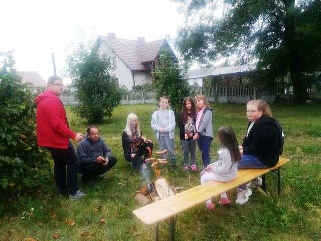 Mieszkańcy sołectwa Mrowina w gminie Kluczewsko wzięli udział w akcji „Tu mieszkam tu sprzątam”.  W trakcie zorganizowanego działania na rzecz porządkowania okolicy sołectwa przybyło 12 osób, a pośród nich byli też najmłodsi mieszkańcy - zebrali znaczącą ilość śmieci. Uwieńczeniem  pracy było wspólne pieczenie kiełbasek na ognisku.>>>Więcej zdjęć na kolejnych slajdach