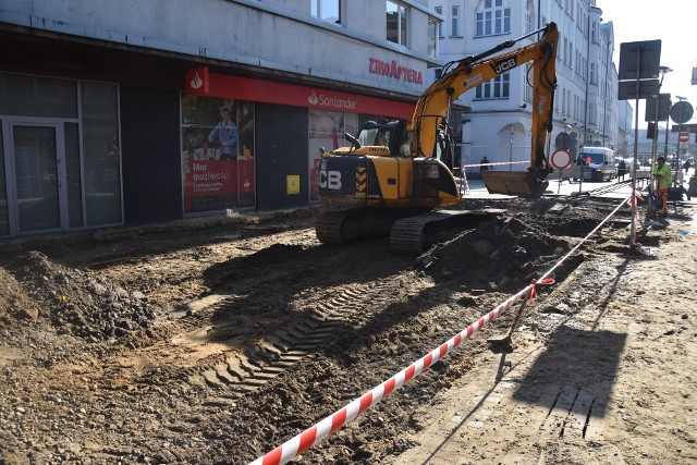 Problem z śmieciami to tylko jeden z wielu utrudniających codzienne życie mieszkańcom ulicy Targowej. Zobacz kolejne zdjęcia. Przesuwaj zdjęcia w prawo - naciśnij strzałkę lub przycisk NASTĘPNE