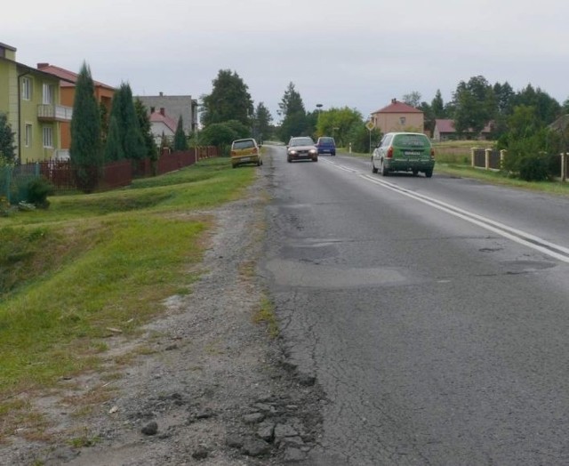 Fragment drogi wojewódzkiej przebiegający przez Kłodę. Mieszkańcy obawiają się, że po rozbudowie i otwarciu mostu na Wiśle życie przy tej trasie stanie się nie do wytrzymania.