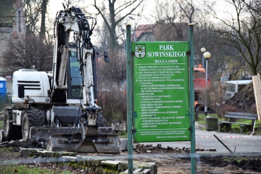 Trwa modernizacja Parku Sowińskiego przy al. Konstytucji...