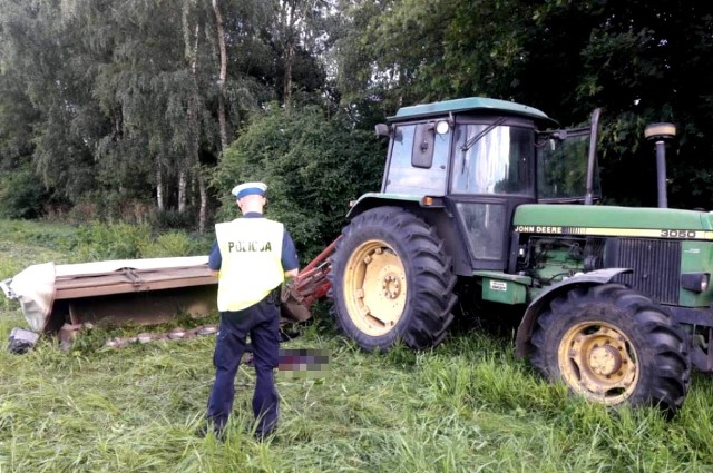 W sobotę 7 lipca podczas prac polowych w gminie Drzycim (pow. świecki) doszło do nieszczęśliwego wypadku.Około godziny 15.00 dyżurny komendy policji w Świeciu otrzymał informację o wypadku, który miał miejsce na terenie gminy Drzycim.Według wstępnych ustaleń, 61-letni mieszkaniec powiatu, kierując ciągnikiem rolniczym z zaczepioną kosiarką dyskową kosił trawę na łące. W pewnym momencie maszyna stanęła w miejscu, napotykając przeszkodę. Kierujący postanowił sprawdzić przyczynę. Jak się okazało, najechał na leżącego w wysokiej trawie mężczyznę. W wyniku zdarzenia 61-letni mieszkaniec powiatu świeckiego z obrażeniami ciała został przetransportowany śmigłowcem do szpitala. Kierowca ciągnika był trzeźwy.Tak szaleli na drogach w regionie. To cud, że ludzie przeżyli! [wideo - Program Stop Agresji Drogowej]