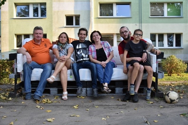 Trzon „grupy inicjatywnej” (od lewej): Marcin Jędrzejczak, Daria Zając, Adam Kuźmicki, Joanna i Robert Brzezińscy (z synkiem Bartkiem). Brakuje przynajmniej dwóch osób: Ewy i Michała Czajków.