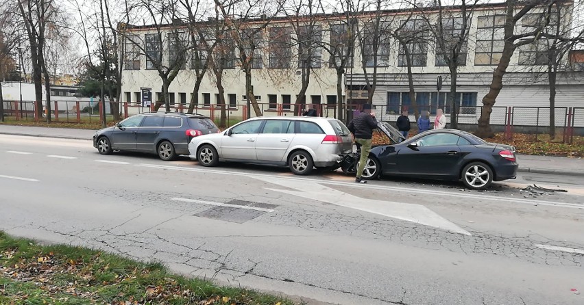 Zderzenie trzech aut na ulicy Bałtyckiej w Słupsku. Stłuczka mercedesa, opla i vw passata [ZDJĘCIA]