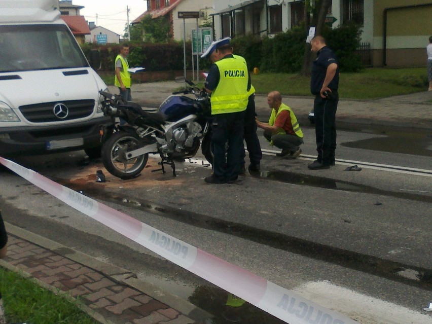 Wypadek w Kurowie: Motocyklista wpadł pod samochód (FOTO)