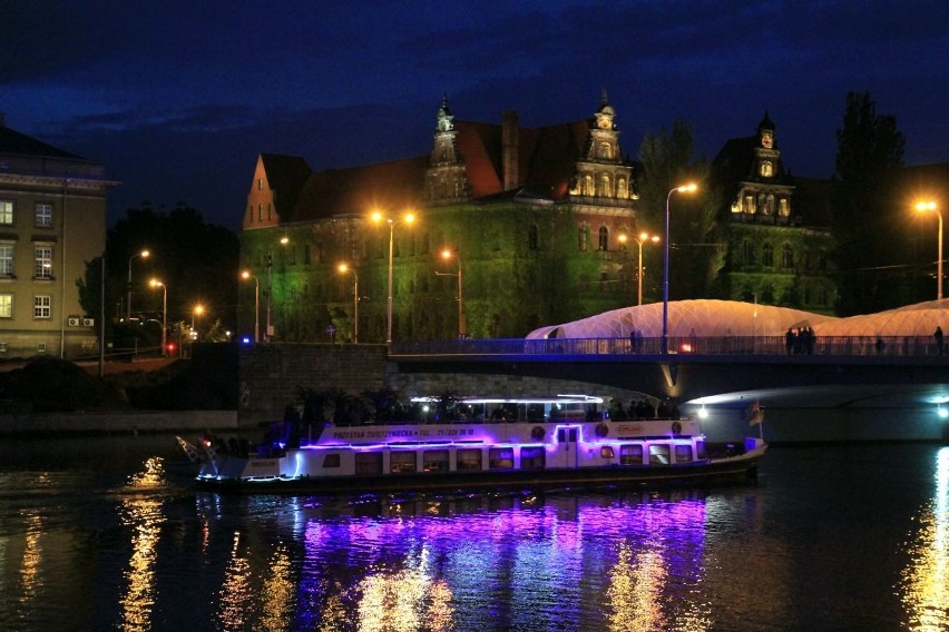 Świetlny pokaz i parada kapeluszników - tak zaprezentowały się wrocławskie mosty (ZDJĘCIA)