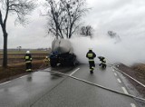 Pożar przyczepy do przewozu mleka na DK 53 w Dylewie. Ogień pojawił się przy kołach. Do pożaru doszło 6.02.2024