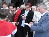 Jak być bezpieczną - poradniki rozdawane przed kościołem w Zdzieszowicach
