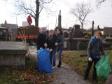 Młodzież z "Ekonomika" sprzątała cmentarz ewangelicki