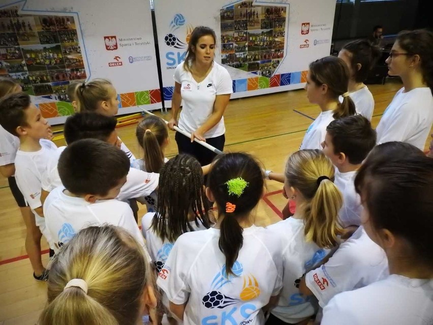 Maria Andrejczyk prowadzi zajęcia z dziećmi podczas eventu w...