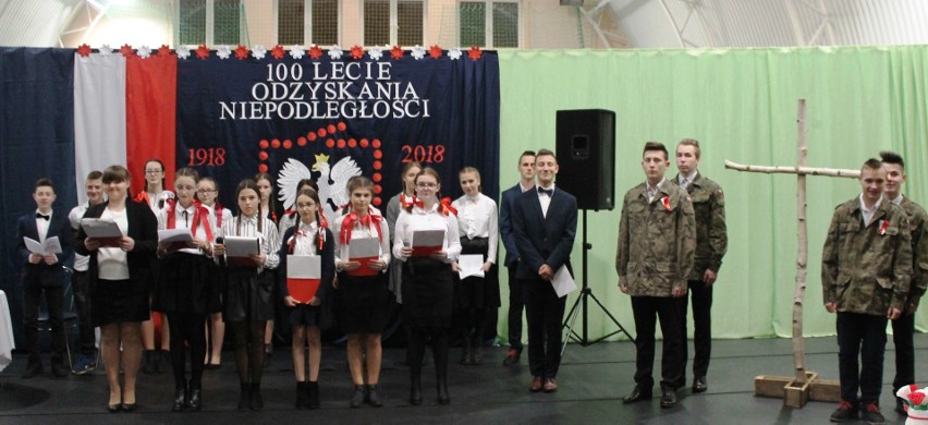 Niezwykły, pełen zadumy wieczór w Szkole Podstawowej w Zalasiu. Biało-czerwony i... słodki [ZDJĘCIA]