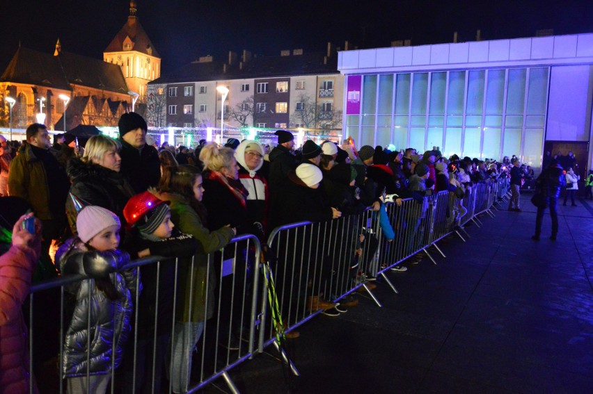 Sylwester przed ratuszem w Koszalinie. Zobacz zdjęcia jak...