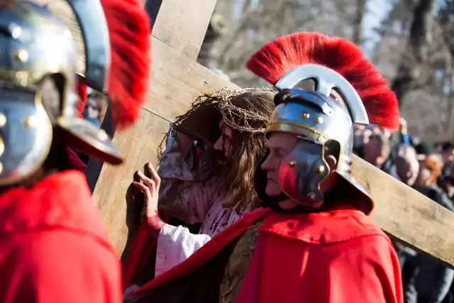 Sanktuarium Pasyjno-Maryjne w Kalwarii Zebrzydowskiej to najstarsza i najsłynniejsza polska kalwaria, wpisana na listę UNESCO jako jedno z 17 wyjątkowych miejsc w naszym kraju.Śliczna kalwaria na Górze Żar na Pogórzu Makowskim to dzieło Mikołaja Zebrzydowskiego, który rozkazał wznieść tutaj barokową bazylikę i klasztor dla bernardynów na początku XVII w. Dziś wokół klasztoru można przemierzać ok. 5 km dróg, przy których stoją 42 kaplice pasyjne. Wiele z nich zaprojektował słynny włoski architekt, Jan Maria Bernardoni.