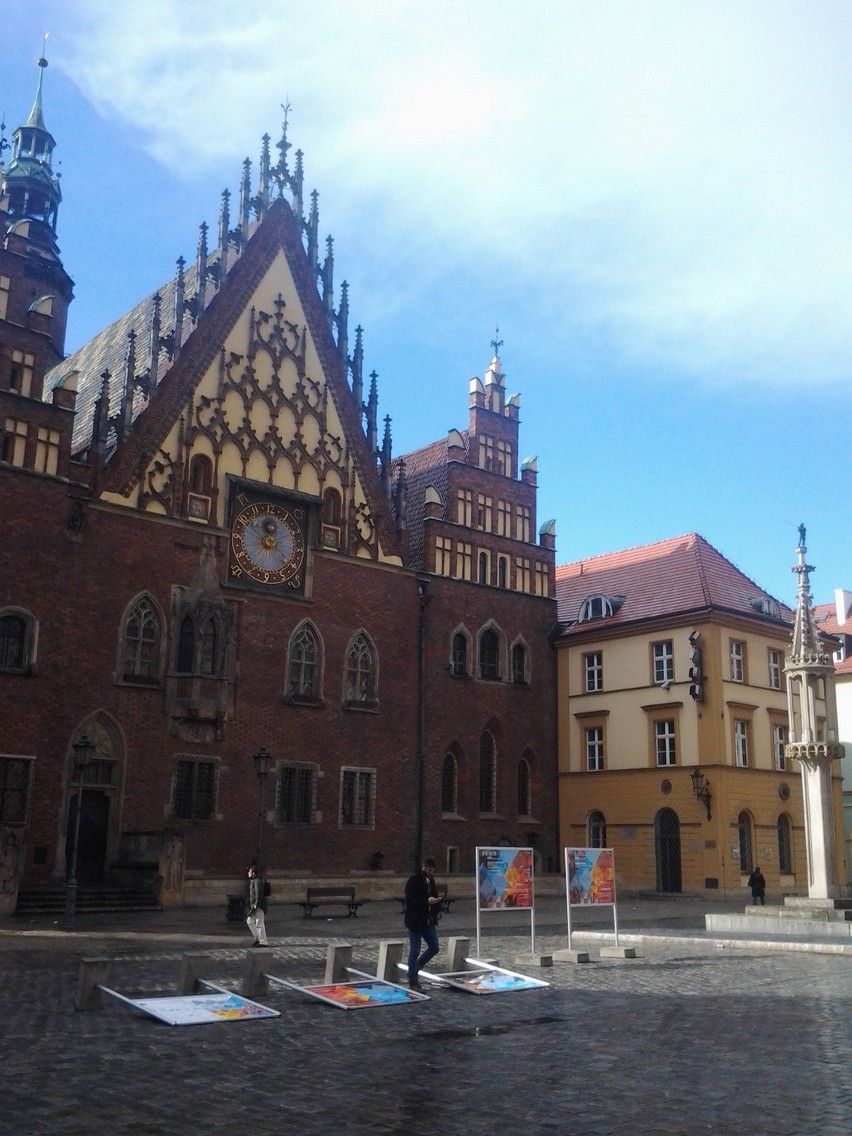 Wrocław: Silny wiatr poprzewracał tablice pod Pręgierzem (ZDJĘCIA)