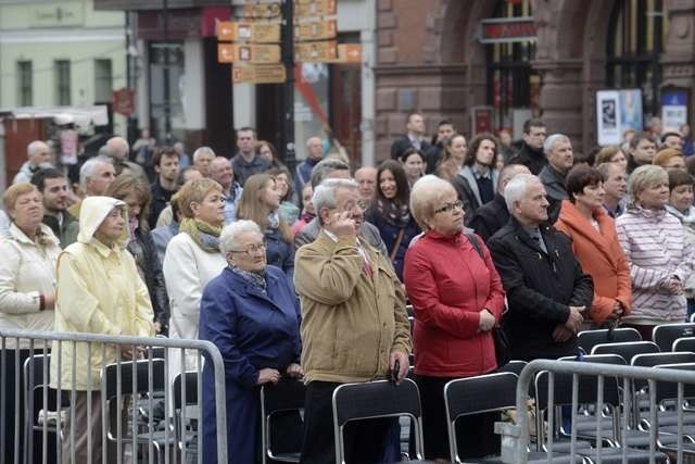 Mszę świętą kanonizacyjną Jana Pawła II i Jana XXIII z Watykanu wielu z nas oglądało w domach na ekranach swoich telewizorów. Jednak część torunian wybrała wspólne oglądanie ceremonii kanonizacyjnych na telebimie ustawionym na Rynku Staromiejskim