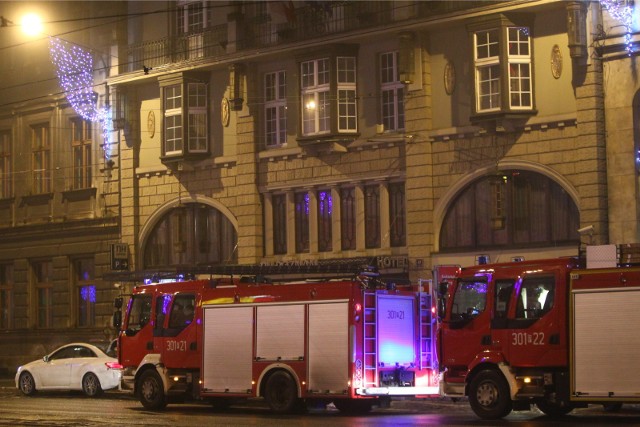 Kilkadziesiąt osób musiało zostać ewakuowanych z NH Hotel przy ul. Święty Marcin. Wszystko przez zadymione szyby wentylacyjne.