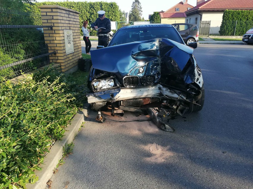 Brzesko. Jak oni jechali? BMW wylądowało na ogrodzeniu [ZDJĘCIA]