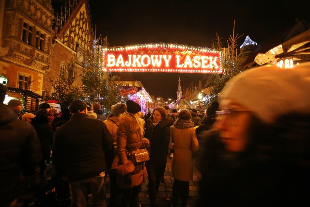 Jarmark bożonarodzeniowy we Wrocławiu tradycyjnie jest wyjątkowo przyjazny dzieciom. Mają one do dyspozycji moc atrakcji i całą wydzieloną strefę, do której wchodzi się przez bramę od Świdnickiej. Mogą bawić się w chowanego w Zimowym Labiryncie, jeździć na karuzeli, a nawet oglądać inscenizacje słynnych bajek, wystawiane w tzw. Bajkowym Lasku. Na dzieci czeka także uroczysta Parada Elfów i Przywitanie Mikołaja, kiedy będą mogły cieszyć się widokiem maszerujących świątecznych cudaków w niezwykłych przebraniach.Dzieciaki mogą także poszperać pod wielką wrocławską choinką, gdzie znajdą np. naturalnej wielkości sanie Mikołaja oraz mikołajową skrzynkę na listy, do której mogą włożyć kartki ze spisanymi życzeniami do spełnienia.Do spełniania życzeń służy także Krasnal Prezentuś, którego statuę znaleźć można będzie na terenie jarmarku wrocławskiego. Podobno Prezentuś spełnia każde życzenie, gdy dotknie się jego czapki trzy razy.UWAGA! Z powodu pogarszającej się sytuacji pandemicznej organizatorzy jarmarku bożonarodzeniowego we Wrocławiu zapowiedzieli, że w sezonie 2021 wyjątkowo nie będzie występów scenicznych ani warsztatów dla dzieci, a impreza będzie miała charakter wyłącznie handlowy.Dorośli także nie będą się nudzić na jarmarku bożonarodzeniowym we Wrocławiu. Mogą podziwiać spektakularne dekoracje i iluminacje, np. rozświetlony Świąteczny Wiatrak. W kramach jarmarcznych (tzw. Domkach Handlowych) kupić można niemal wszystko, od biżuterii, przez rękodzieło (np. malowane drewniane kartki świąteczne), po markową odzież, a liczne stoiska z jedzeniem oferują przysmaki kuchni regionalnej i wielu światowych. Kto nie spróbuje pyr z gzikiem albo kwaśnicy, ten nigdy nie był na wrocławskim jarmarku bożonarodzeniowym.