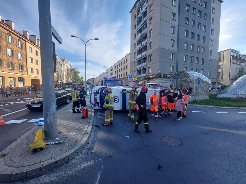 Wypadek karetki w centrum Białegostoku. Dwie osoby ranne na...