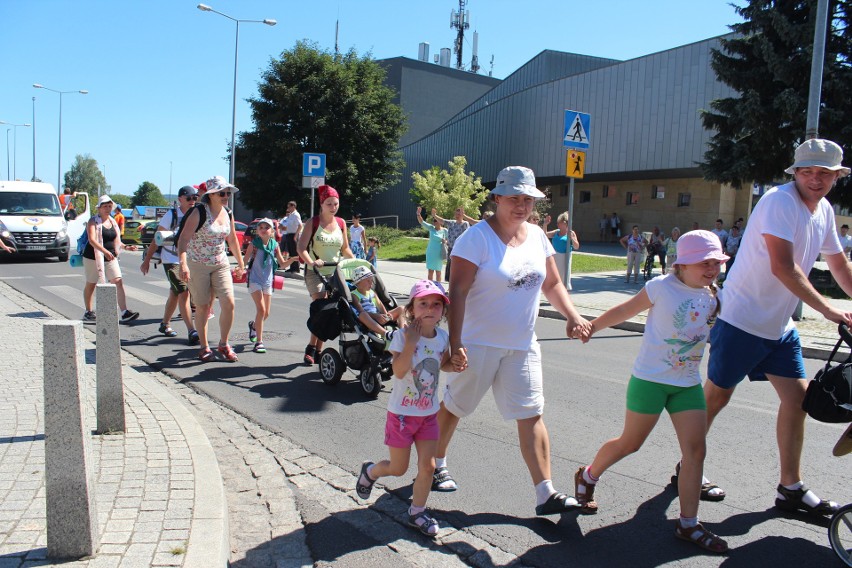 Chrzanów. Pielgrzymi w drodze na Jasną Górę. Przed nimi ostatnie 50 km  [ZDJĘCIA]